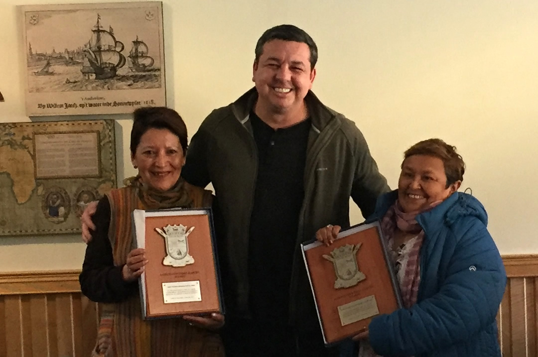 TRES FUNCIONARIAS  FUERON RECONOCIDAS EN 31° ANIVERSARIO DE LA ILUSTRE MUNICIPALIDAD DE CABO DE HORNOS.